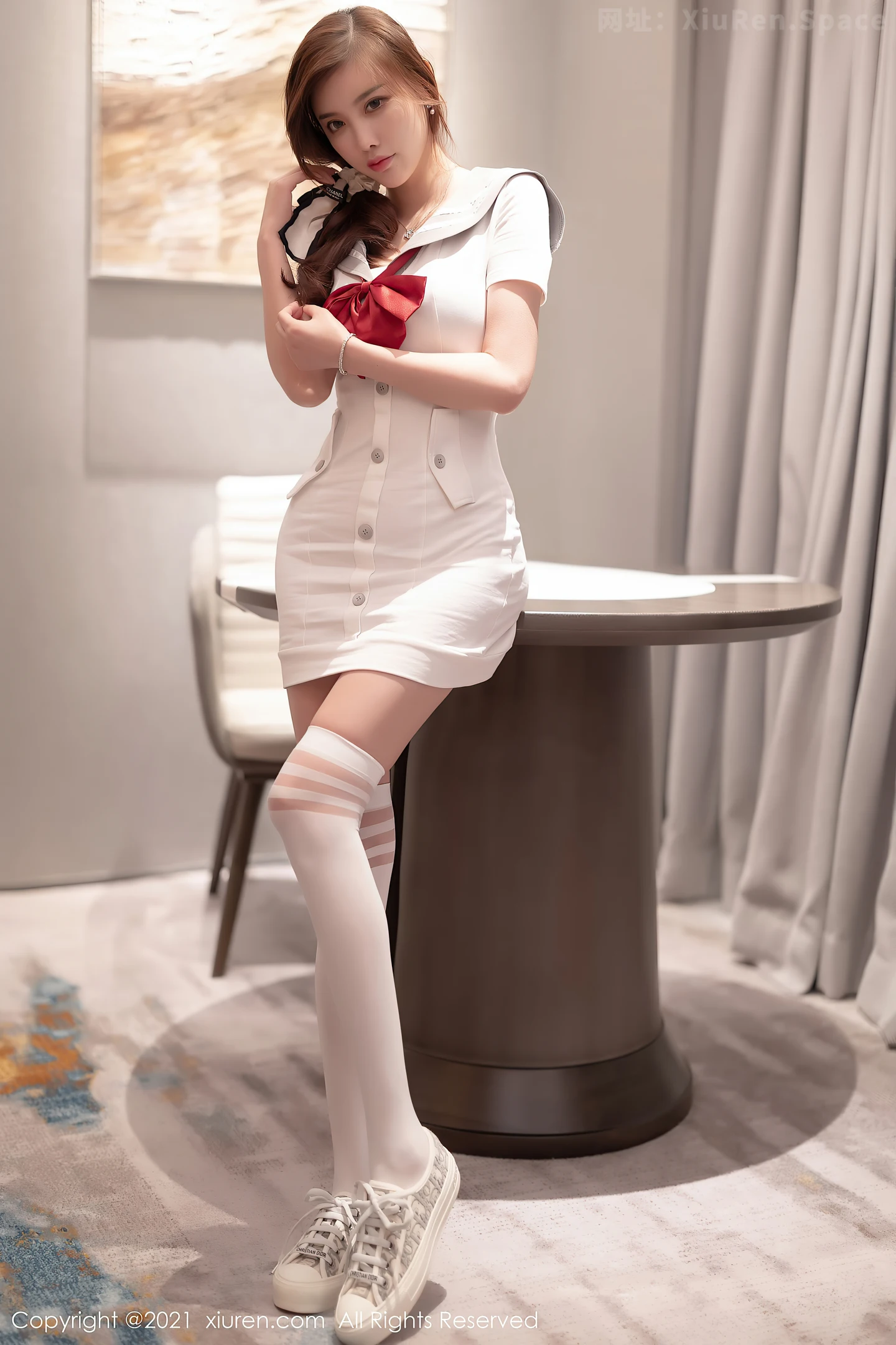图片[2]-[XiuRen秀人网]VOL.3844 女神杨晨晨Yome私房清纯制服配白丝袜半脱露完美身材诱惑写真70P-秀人网官方网站